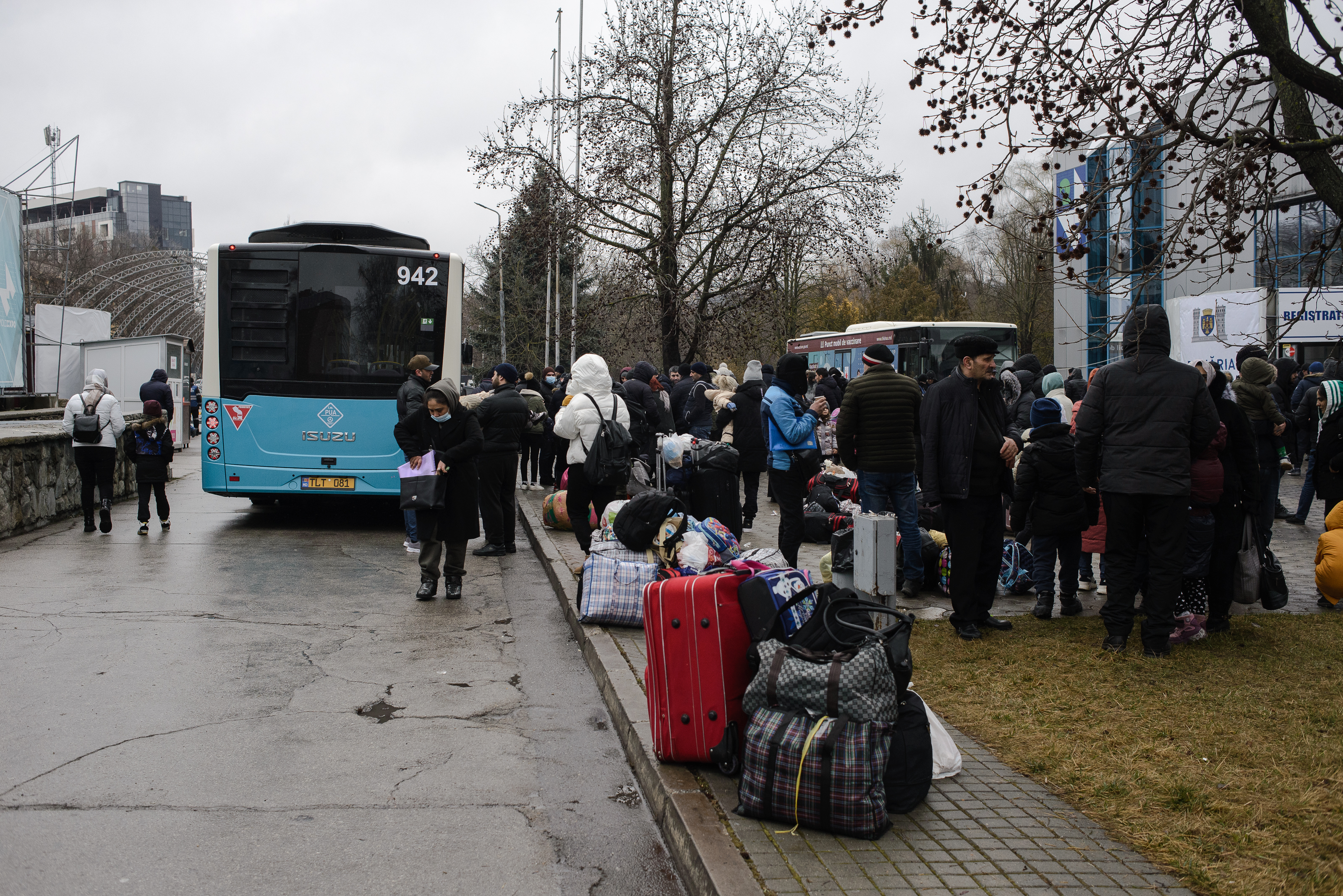 Ukrainian refugees arriving at the border between Ukraine and Moldova