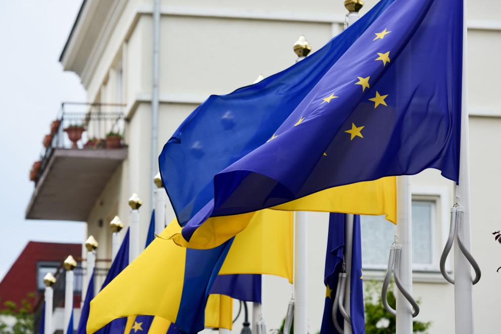 EU and Ukraine flags