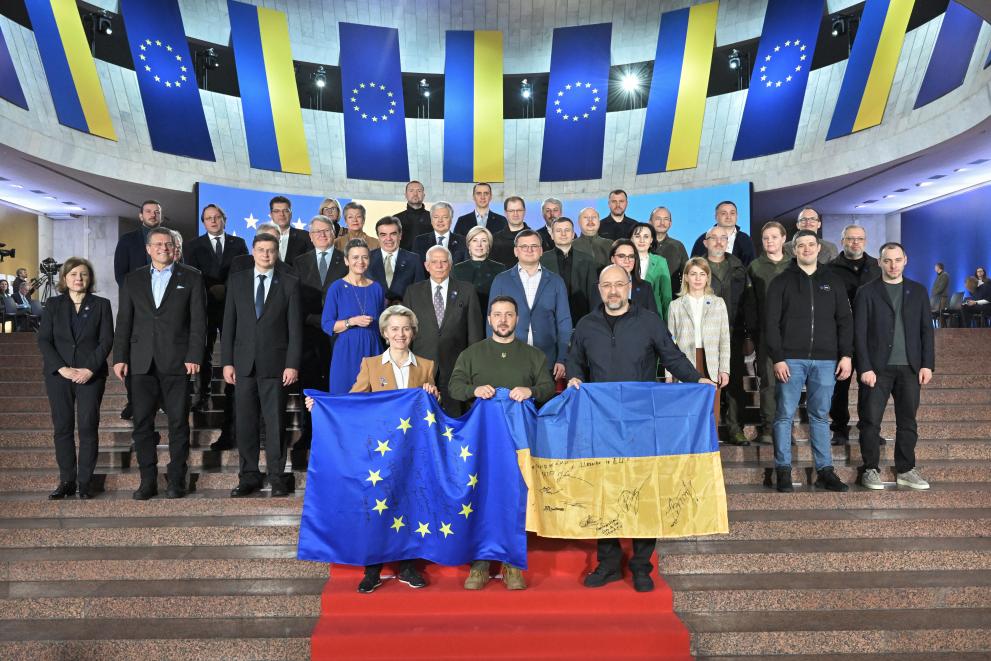 President von der Leyen and President Zelenskyy with Commissioners in Kyiv, Ukraine, hold the Ukrainian and EU flags 