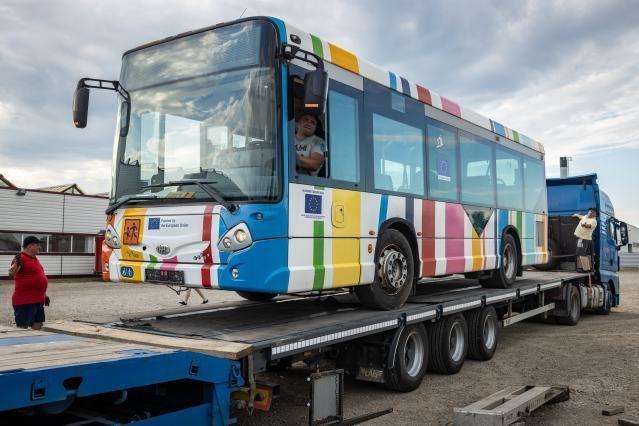 A bus donated by the city of Luxemburg loaded onto a truck for its shipment to Ukraine