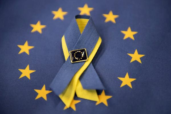 un pin que simboliza la ayuda entre la UE y Ucrania