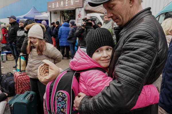 Una niña ucraniana abrazando a su padre