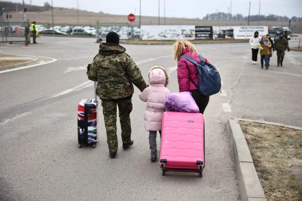 Ukrainian family arriving in Poland